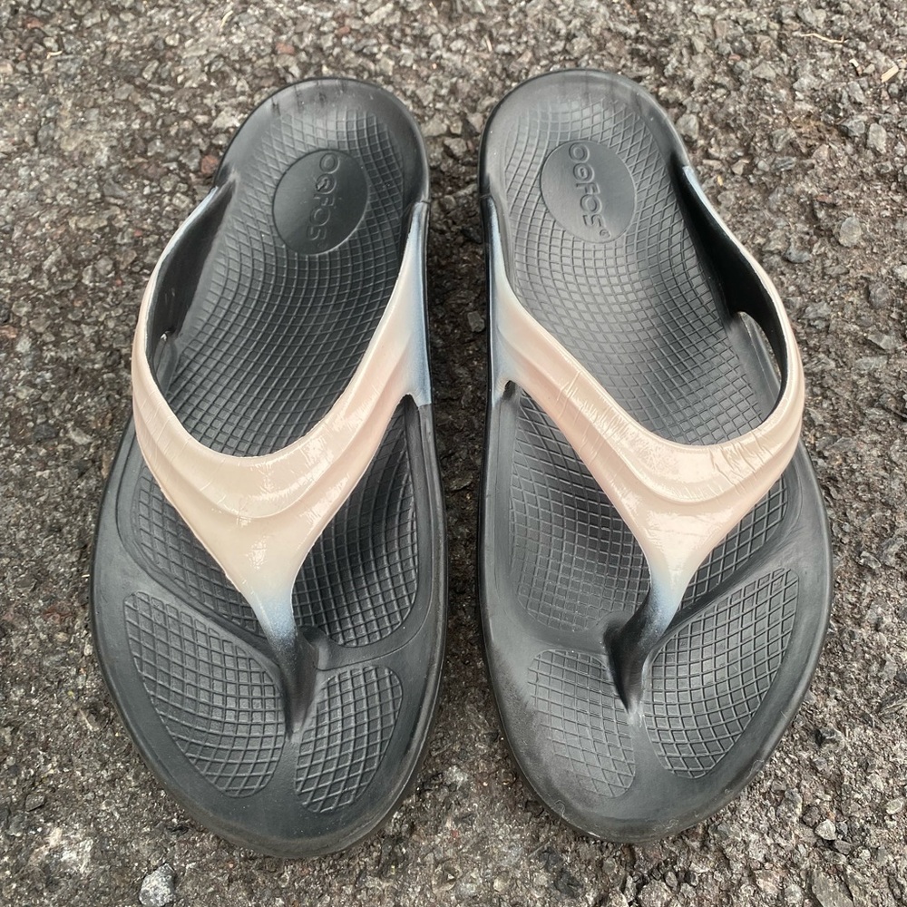Women’s OOFOS Gradient Black & Cream Flip Flops Size 9